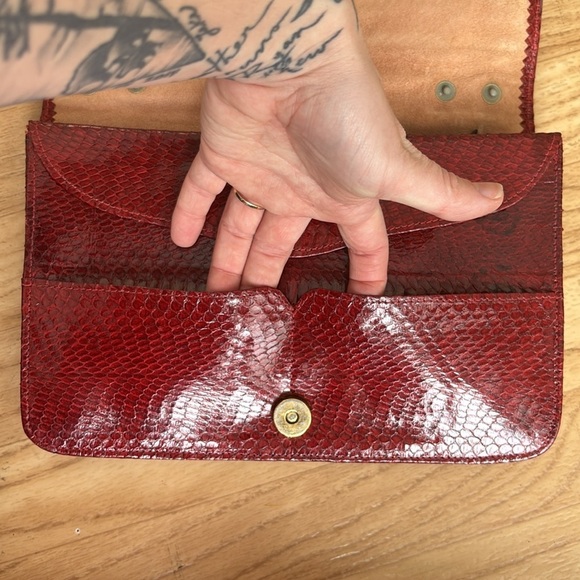 Red crocodile skin textured clutch - Picture 6 of 10